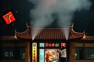 夜航灯塔手记封面，浓雾中的灯塔光束